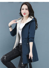 Lade das Bild in den Galerie-Viewer, WOLF Lange Windbreaker-Jacke