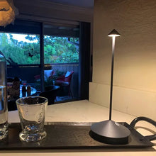 Lade das Bild in den Galerie-Viewer, Schwarze LED-Tischlampe auf Küchentheke, modernes Design, energiesparend, stilvolle Beleuchtung.
