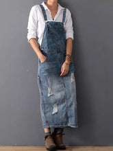 Lade das Bild in den Galerie-Viewer, Latzkleid aus Distressed-Jeansstoff mit Schlitz hinten
