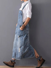 Lade das Bild in den Galerie-Viewer, Latzkleid aus Distressed-Jeansstoff mit Schlitz hinten
