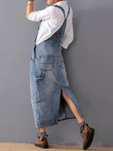 Lade das Bild in den Galerie-Viewer, Latzkleid aus Distressed-Jeansstoff mit Schlitz hinten
