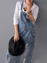 Lade das Bild in den Galerie-Viewer, Latzkleid aus Distressed-Jeansstoff mit Schlitz hinten
