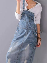 Lade das Bild in den Galerie-Viewer, Latzkleid aus Distressed-Jeansstoff mit Schlitz hinten
