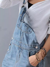 Lade das Bild in den Galerie-Viewer, Latzkleid aus Distressed-Jeansstoff mit Schlitz hinten

