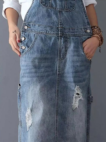Latzkleid aus Distressed-Jeansstoff mit Schlitz hinten