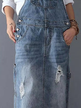 Lade das Bild in den Galerie-Viewer, Latzkleid aus Distressed-Jeansstoff mit Schlitz hinten
