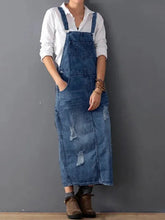 Lade das Bild in den Galerie-Viewer, Latzkleid aus Distressed-Jeansstoff mit Schlitz hinten
