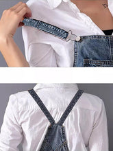 Lade das Bild in den Galerie-Viewer, Latzkleid aus Distressed-Jeansstoff mit Schlitz hinten
