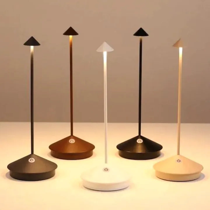 Moderne LED-Tischlampen in Schwarz, Weiß, Braun, Holzoptik; minimalistisches Design, dimmbar.