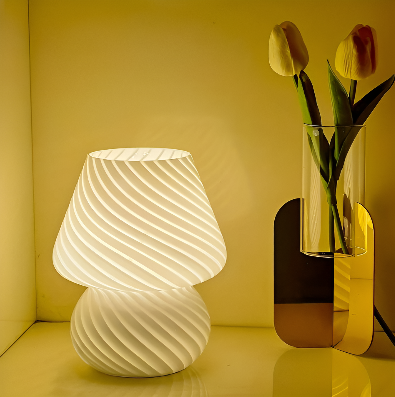 Striped Glow- Eine mundgeblasene gestreifte Glas-tischlampe