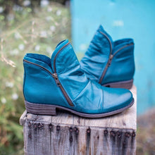 Lade das Bild in den Galerie-Viewer, Ein Paar blaue Lederstiefeletten mit Reißverschluss
