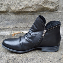 Lade das Bild in den Galerie-Viewer, Schwarze Lederstiefeletten mit Reißverschluss
