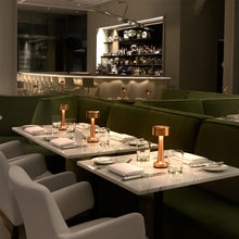 Lade das Bild in den Galerie-Viewer, RetroLight - Stylische LED-Restaurant-Tischlampe mit kabellosem USB-Ladegerät

