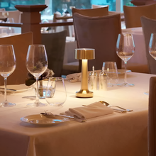 Lade das Bild in den Galerie-Viewer, RetroLight - Stylische LED-Restaurant-Tischlampe mit kabellosem USB-Ladegerät
