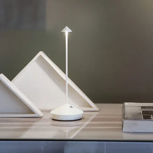 Lade das Bild in den Galerie-Viewer, Moderne weiße LED-Tischlampe, minimalistisch, energiesparend, für Büro oder Wohnzimmer.
