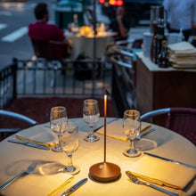 Lade das Bild in den Galerie-Viewer, Runder Tisch im Freien mit Kerzenlicht, Weingläsern und Besteck, romantisches Abendessen-Setting.

