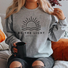 Lade das Bild in den Galerie-Viewer, &quot;Be The Light&quot; Sweatshirt

