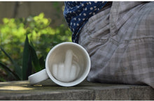 Lade das Bild in den Galerie-Viewer, Middle Finger Mug | Bringe Deinen Freunden zum Lachen!
