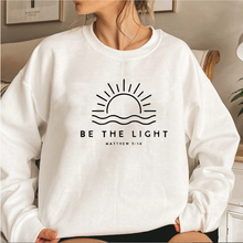 Lade das Bild in den Galerie-Viewer, &quot;Be The Light&quot; Sweatshirt
