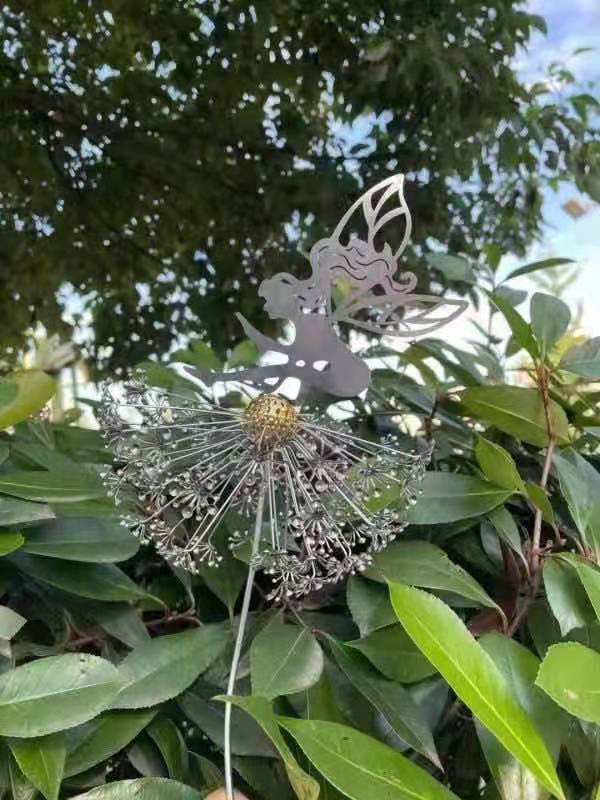 Perfekte Wunderland-Gartendekoration - Pfahl Feen und Löwenzahn tanzen zusammen