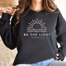 Lade das Bild in den Galerie-Viewer, &quot;Be The Light&quot; Sweatshirt
