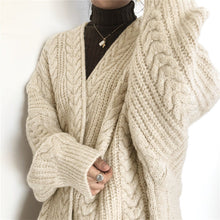 Lade das Bild in den Galerie-Viewer, Astrid™ - Kuschelig bequeme Strickjacke
