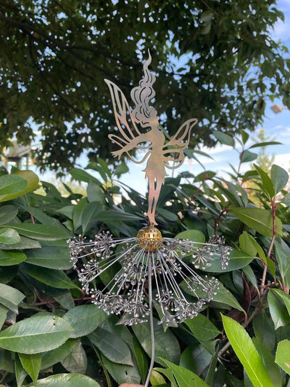 Perfekte Wunderland-Gartendekoration - Pfahl Feen und Löwenzahn tanzen zusammen