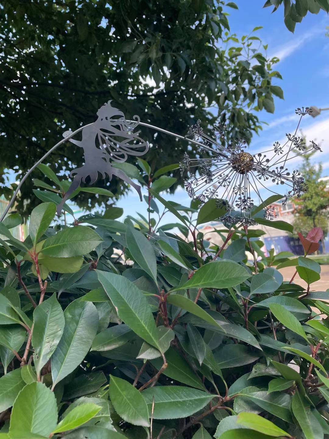 Perfekte Wunderland-Gartendekoration - Pfahl Feen und Löwenzahn tanzen zusammen