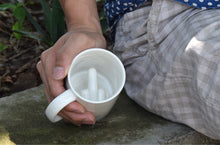 Lade das Bild in den Galerie-Viewer, Middle Finger Mug | Bringe Deinen Freunden zum Lachen!
