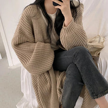 Lade das Bild in den Galerie-Viewer, Claudia Strickjacke | Übergroße Strickjacke mit Kabeldruck
