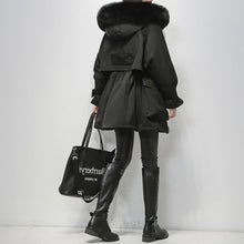 Lade das Bild in den Galerie-Viewer, Parka für Frauen mit Pelz Kragen

