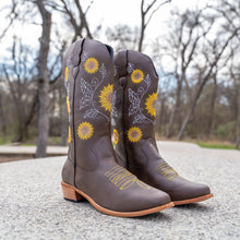 Lade das Bild in den Galerie-Viewer, Gaboura Sonnenblumenstiefel | Hohe Damenstiefel mit Sonnenblumendruck
