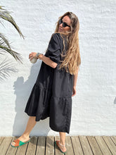 Lade das Bild in den Galerie-Viewer, Sassy Copenhagen - Marie Kleid mit T-Shirt-Ärmeln
