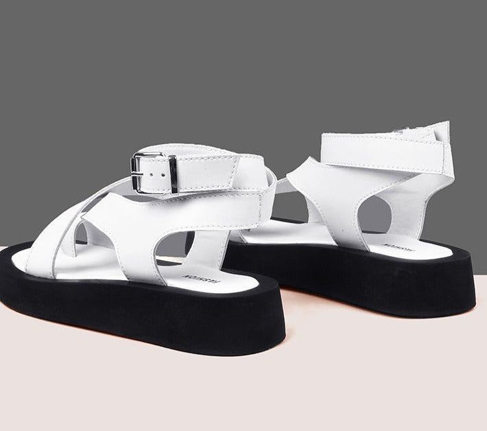 WOLF Modische flache Sandale für den Sommer