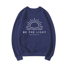 Lade das Bild in den Galerie-Viewer, &quot;Be The Light&quot; Sweatshirt
