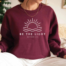 Lade das Bild in den Galerie-Viewer, &quot;Be The Light&quot; Sweatshirt

