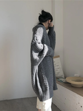 Lade das Bild in den Galerie-Viewer, Astrid™ - Kuschelig bequeme Strickjacke
