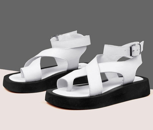 WOLF Modische flache Sandale für den Sommer