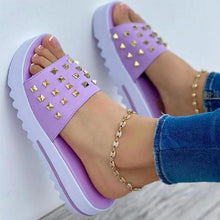 Lade das Bild in den Galerie-Viewer, Avena LUX Sandalen | Bequeme Damensandalen mit Nieten und hohem Absatz
