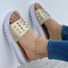 Lade das Bild in den Galerie-Viewer, Avena LUX Sandalen | Bequeme Damensandalen mit Nieten und hohem Absatz
