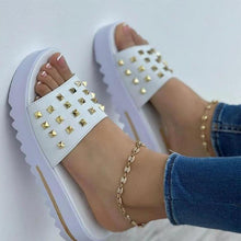 Lade das Bild in den Galerie-Viewer, Avena LUX Sandalen | Bequeme Damensandalen mit Nieten und hohem Absatz
