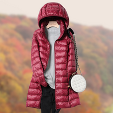 Lade das Bild in den Galerie-Viewer, Weber Daunenjacke | Ultraleichte Übergangsjacke für Frauen mit Kapuze, burgunderrot
