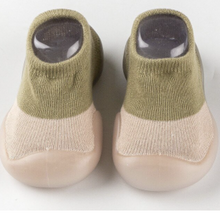 Lade das Bild in den Galerie-Viewer, Babyschuhe &quot;Walky&quot; - Kinder Hausschuhe - rutschfeste, leichte, atmungsaktive Lauflernschuhe und Hüttenschuhe
