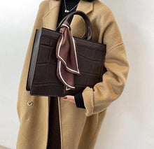 Lade das Bild in den Galerie-Viewer, Clu - Elegante und klassische Handtasche
