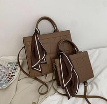 Lade das Bild in den Galerie-Viewer, Clu - Elegante und klassische Handtasche
