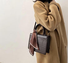 Lade das Bild in den Galerie-Viewer, Clu - Elegante und klassische Handtasche
