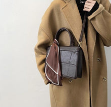 Lade das Bild in den Galerie-Viewer, Clu - Elegante und klassische Handtasche
