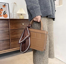 Lade das Bild in den Galerie-Viewer, Clu - Elegante und klassische Handtasche
