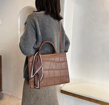 Lade das Bild in den Galerie-Viewer, Clu - Elegante und klassische Handtasche
