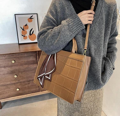 Clu - Elegante und klassische Handtasche